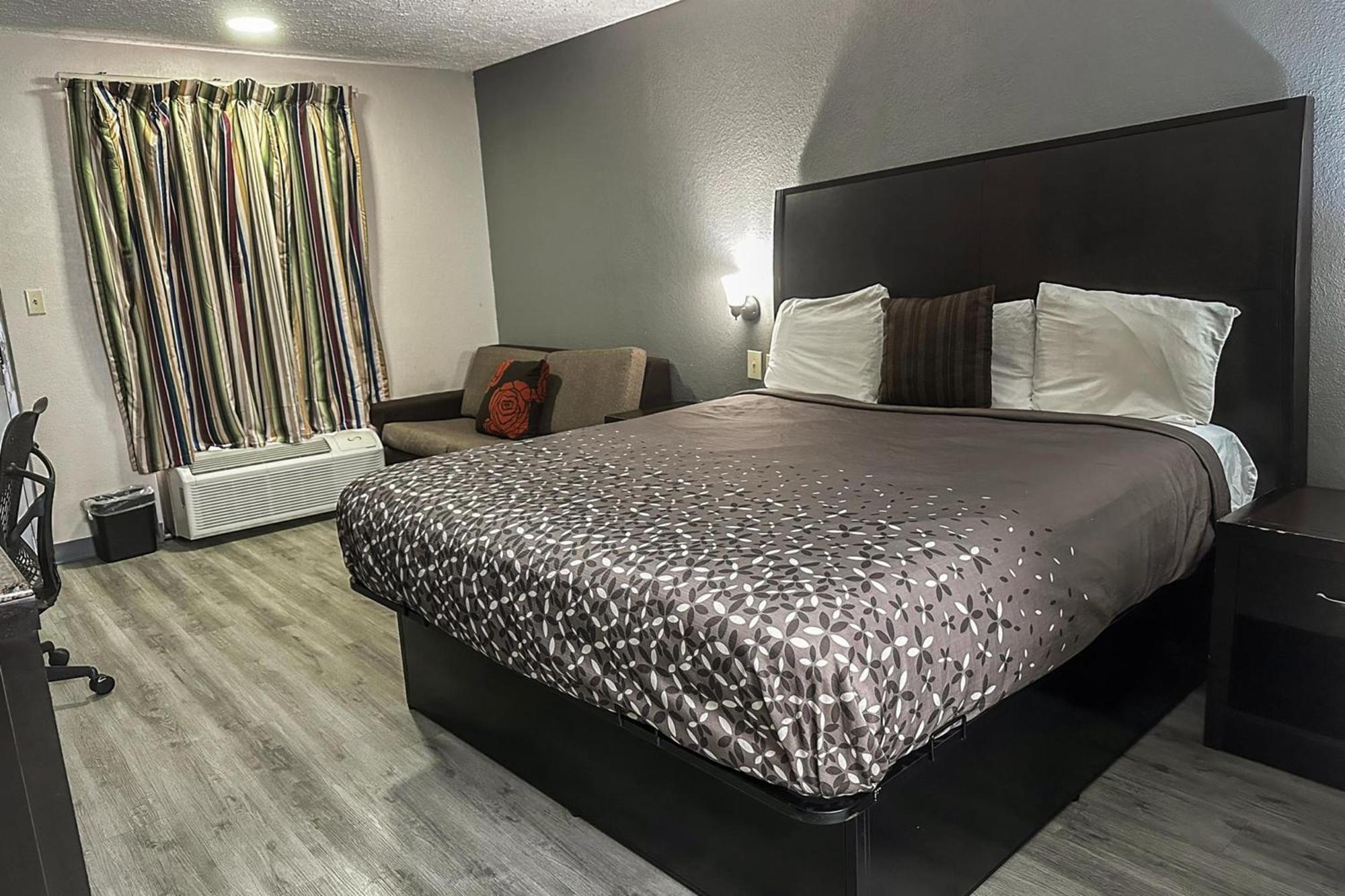 Regal By Oyo Hwy 431 2*