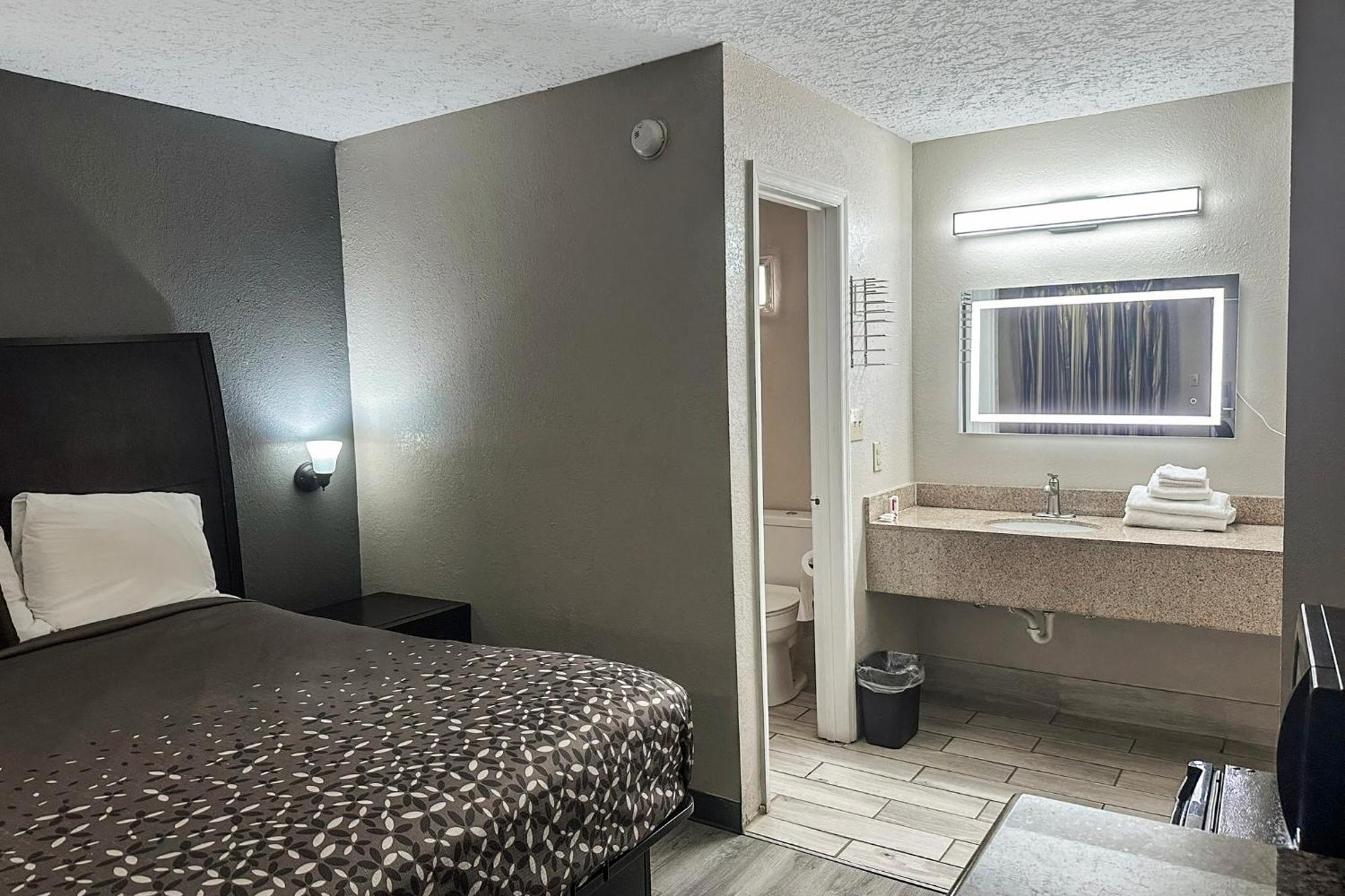 Regal By Oyo Hwy 431 2*