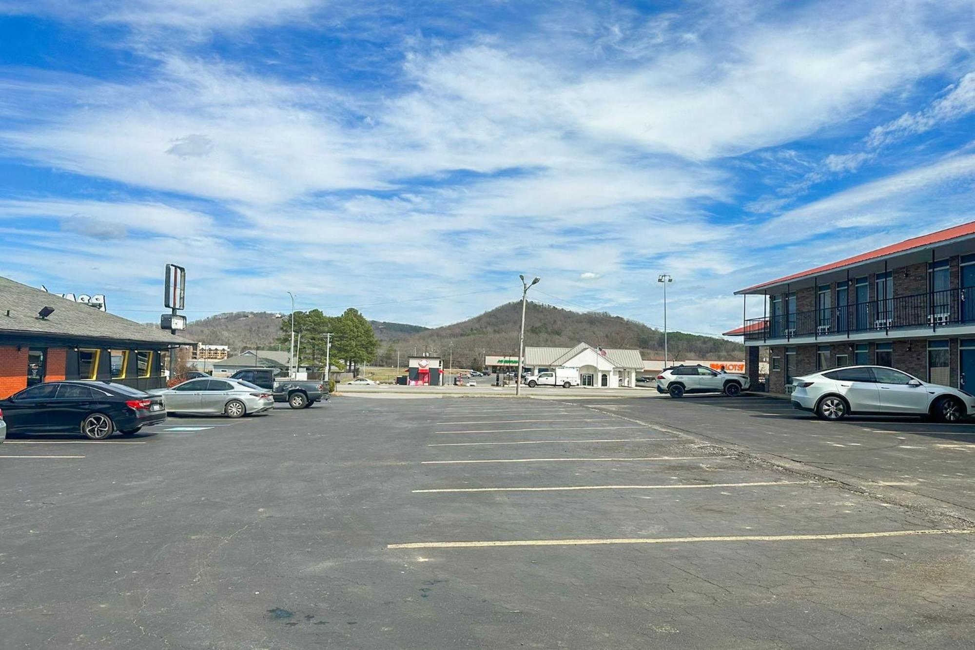 Regal By Oyo Hwy 431 2*